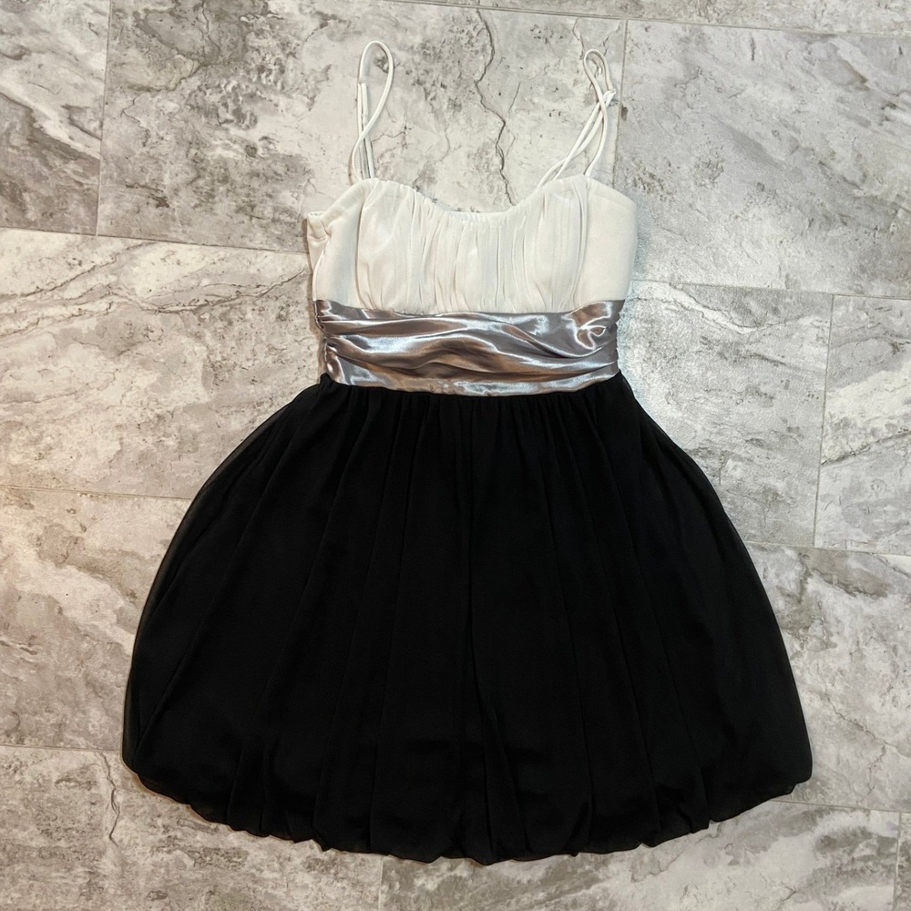 Speechless Women's Colorblock Bubble Hem Dress White Black Silver Sash Size M